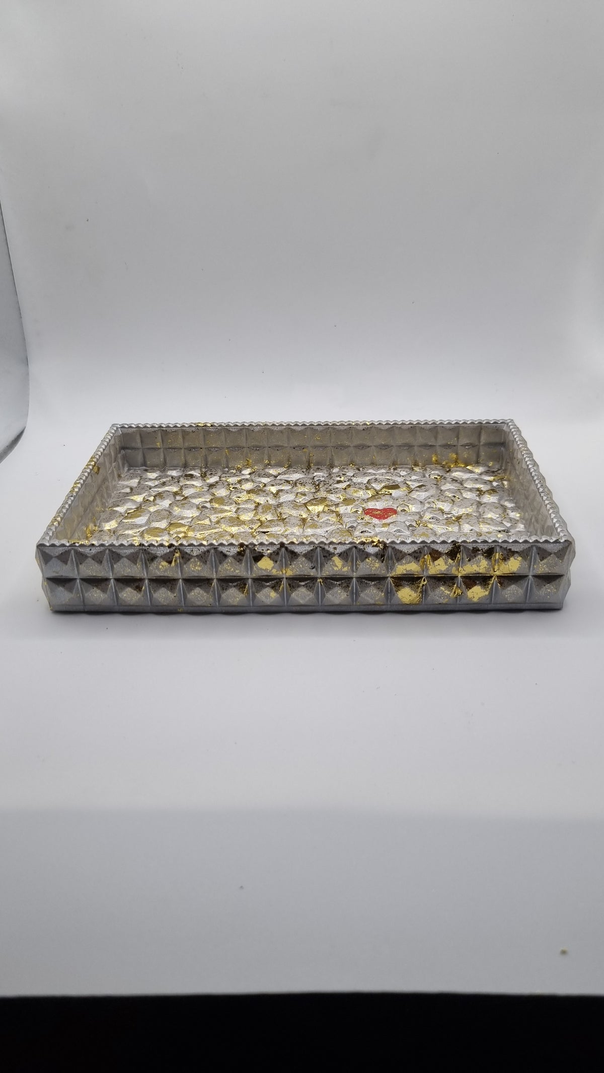 Rankų darbo jesmonite indelis saldainių papuošalai, pieštukas, rašiklis, makiažo šepetėlis gražus perlų baltos spalvos auksu dengtas