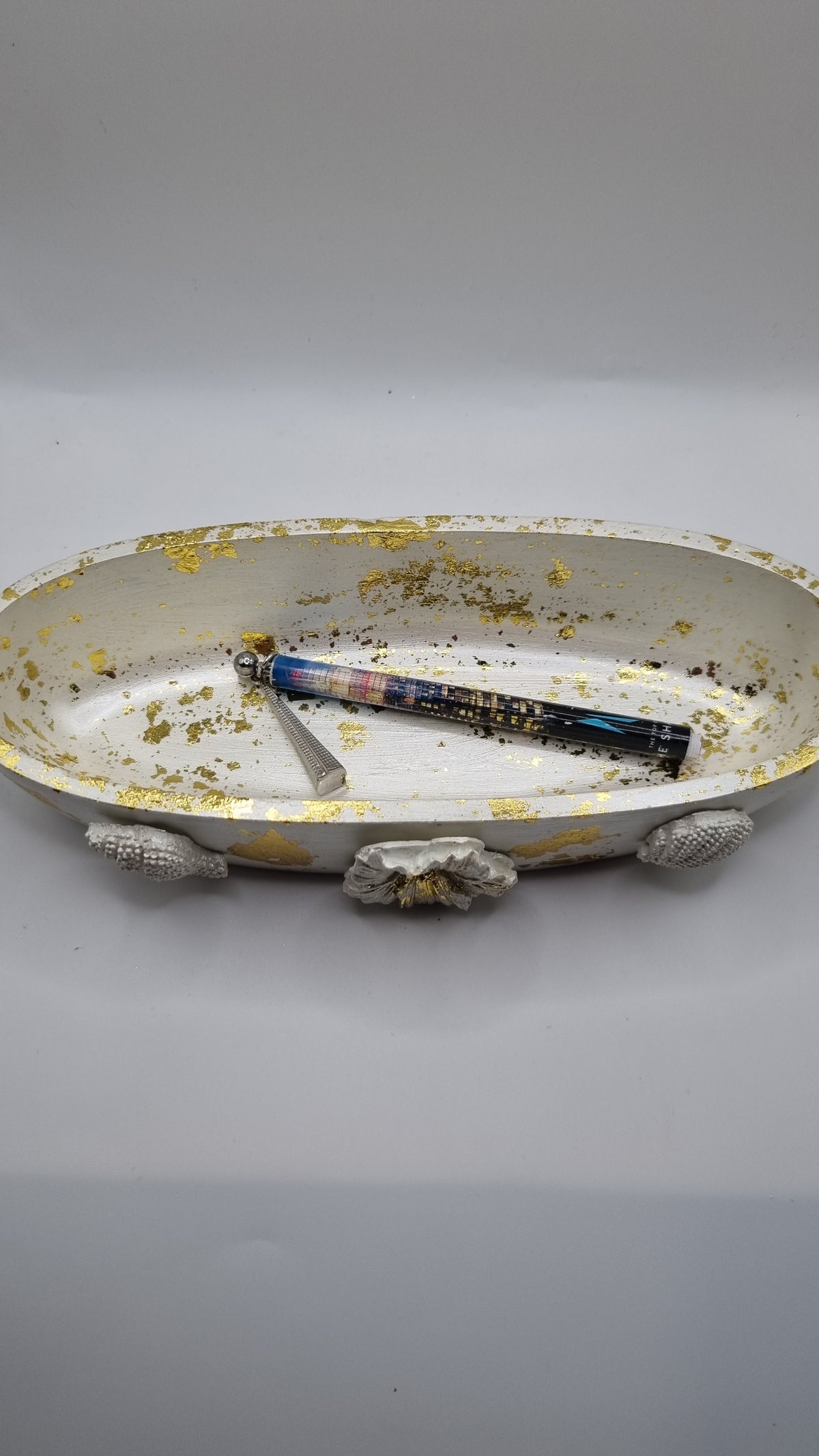 Rankų darbo jesmonite indelis saldainių papuošalai, pieštukas, rašiklis, makiažo šepetėlis gražus perlų baltos spalvos auksu dengtas