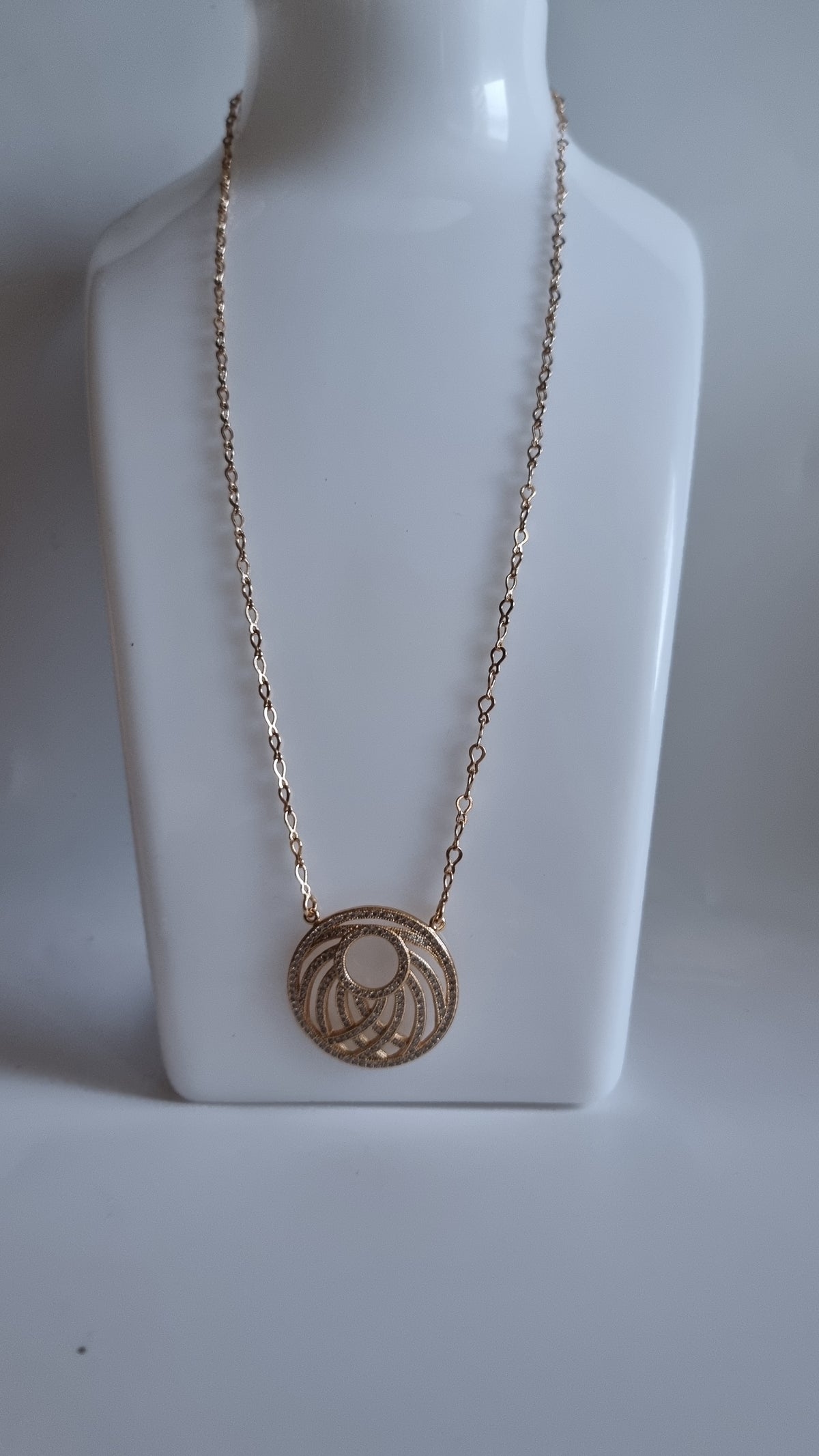 18kr.gold plated necklace with sw.crystal