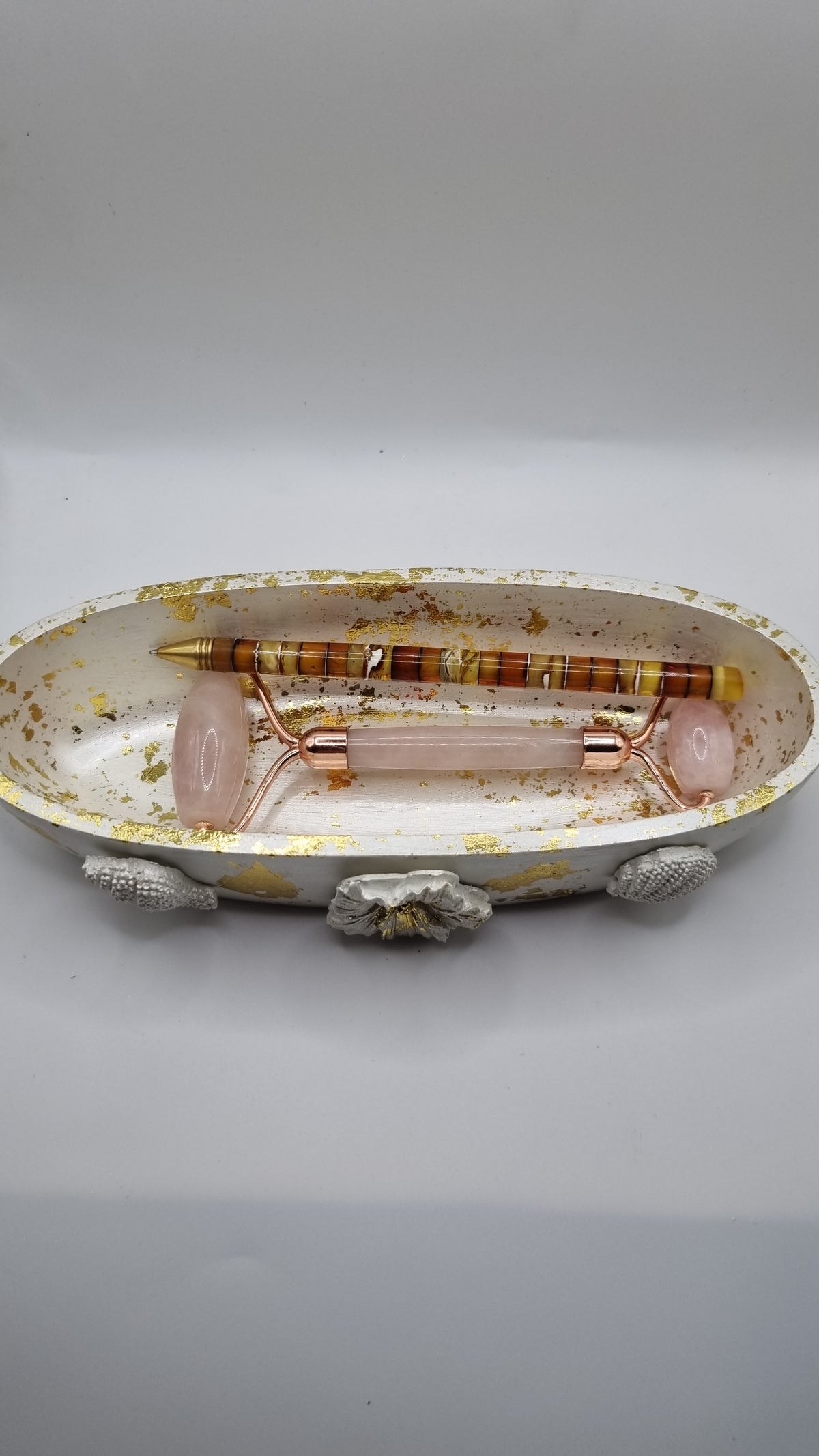 Rankų darbo jesmonite indelis saldainių papuošalai, pieštukas, rašiklis, makiažo šepetėlis gražus perlų baltos spalvos auksu dengtas