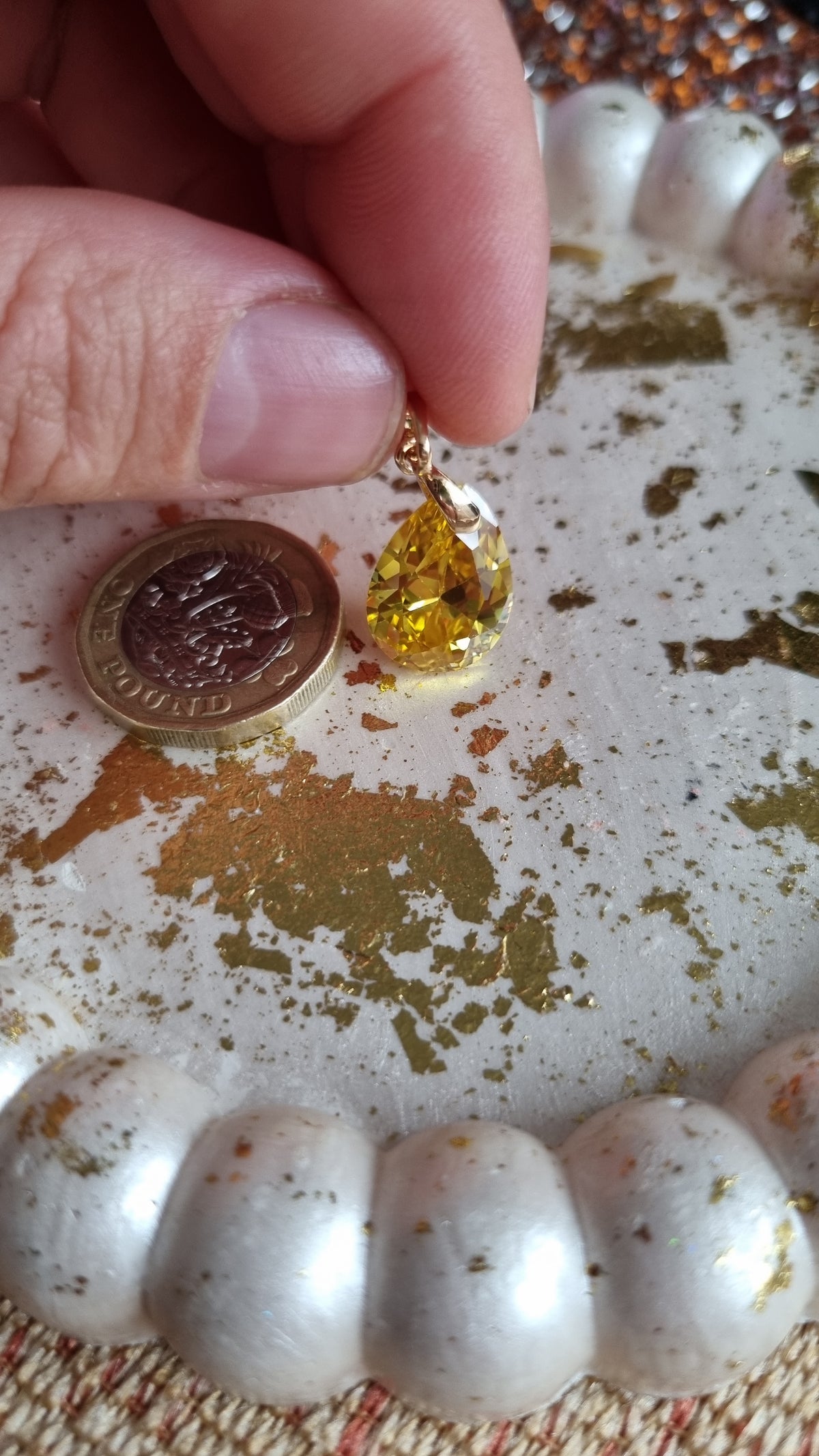 18kr.gold plated pendant with sw.crystal yellow
