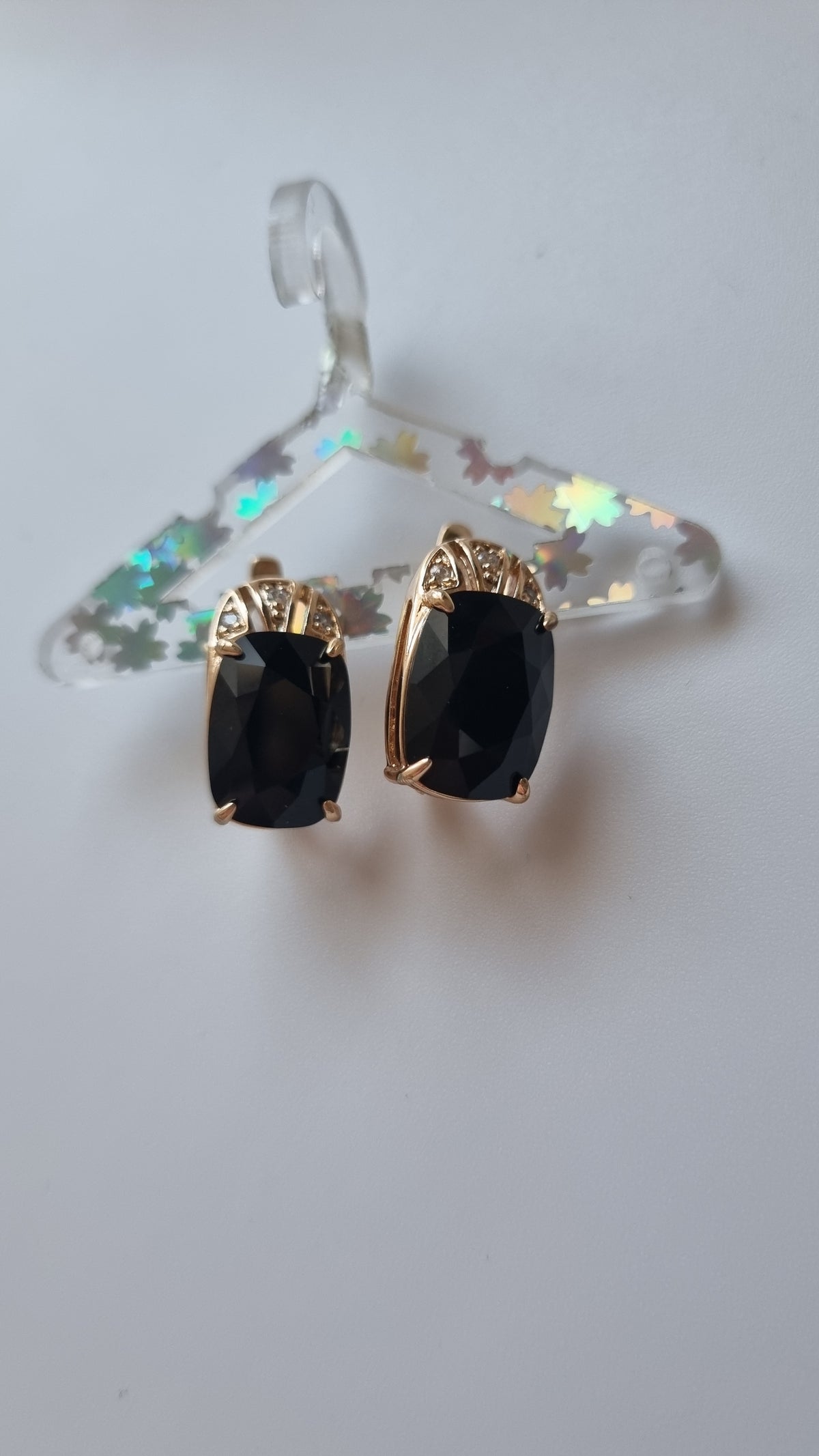 18kr.gold plated earrings with black sw.crystal